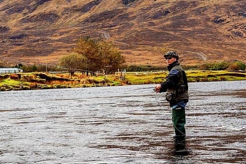 Flussangeln auf wilde Forellen. Connemara. Französisch sprechender Ghillie