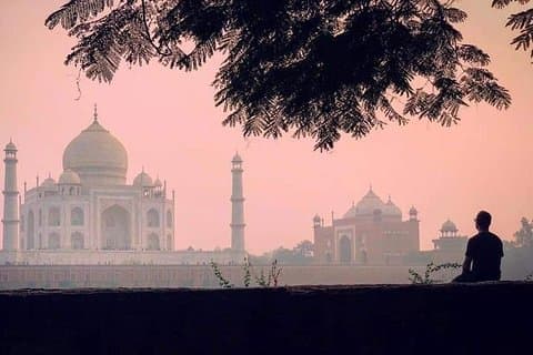Durante la noche Agra Tour Taj Mahal al amanecer desde Delhi