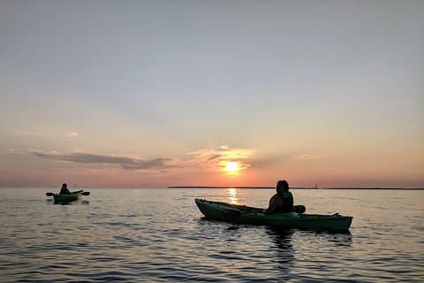 Passeio de caiaque ao pôr do sol