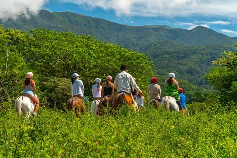 Deluxe & Private Zipline, Reiten, Wasserfall und heiße Quellen