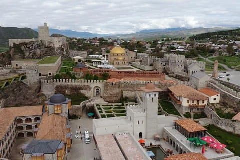 Tour privado de 2 días: monasterio Jvari, Uplistsikhe, Borjomi, Akhaltsikhe Vardzia