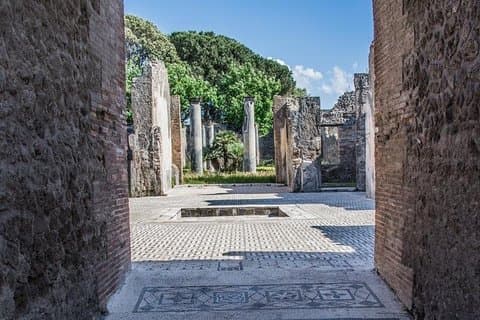 The real life in the old Pompeii tour with Archaelogical Guide All Inclusive