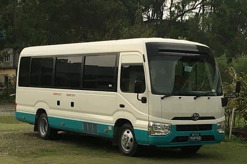 Comfortabele Ac Coaster Toyota Bus Van Pokhara naar Kathmandu.