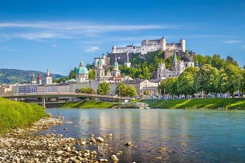 Transfert privé de Prague à Salzbourg (MPV 4 pax)