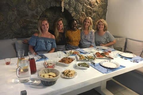 Tradisjonell lunsj eller middag med drinker i Mykonos