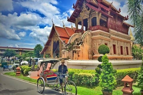 Chiang mai-historia med trehjuling och promenad