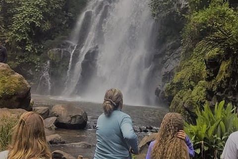 Tour zu den Marangu-Wasserfällen, Kaffee und Chagga-Höhlen