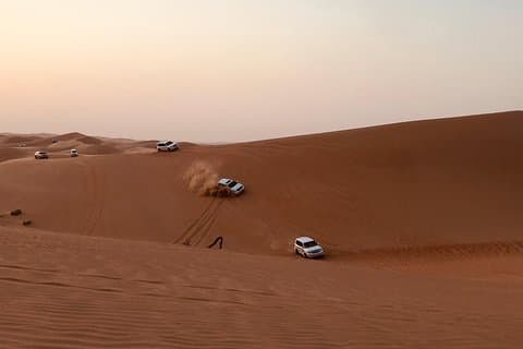 Abu Dhabi-ørkensafari med BBQ-middag, sandboarding og kameltur