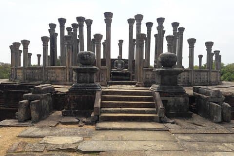 Excursão de um dia à cidade antiga de Polonnaruwa com tudo incluído saindo de Anuradhapura