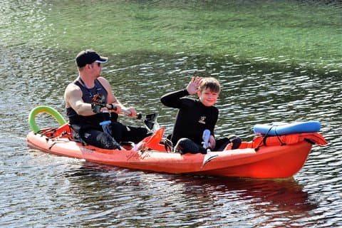 フロリダ州クリスタルリバーでの2人用4時間タンデムカヤックレンタル