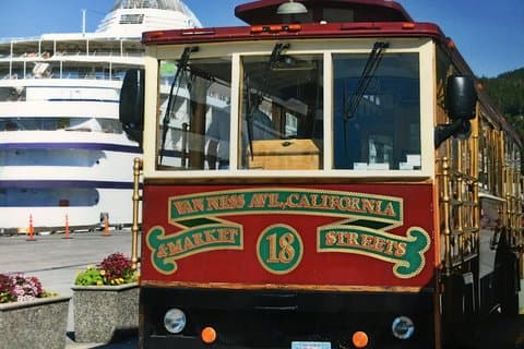Totems, City & Wildlife door Cable Car Trolley