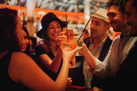 Experiência de Coquetéis na Vida Noturna das Ruas - Madrid