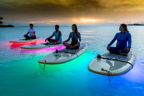 Night SUP Yoga i Honolulu, Hawaii