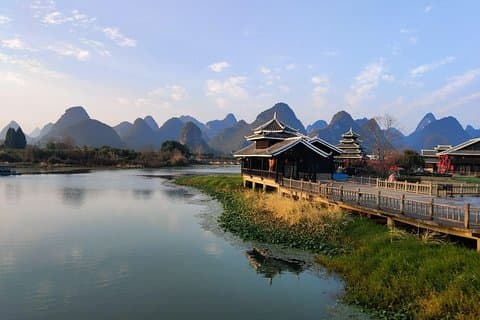 Excursión autoguiada de medio día a la colina Yangshuo Xianggong Amanecer y Shangri-La Village Tour