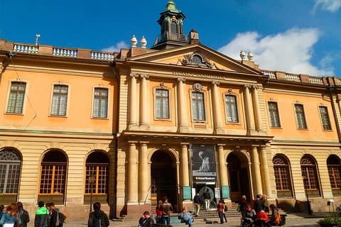 Stockholm Private Shore Excursion: Nobelmuseum und Rathaus