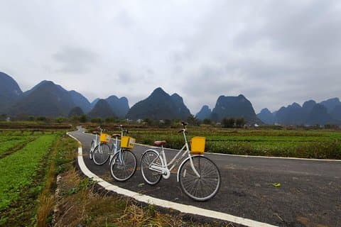 Excursión de 2 días a Yangshuo con el barco de bambú Yulong y la ciudad de Xingping