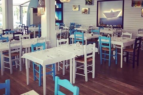 Eet onbeperkt Beroemde MOUSSAKA In een traditioneel lokaal restaurant