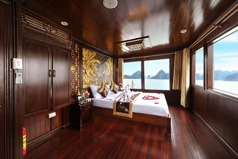 Renea Cruises Barco pequeño en Bai Tu Long y Bahía de Halong