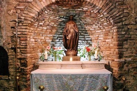 Visite de la Sainte Messe depuis le port de Kusadasi / Hôtels
