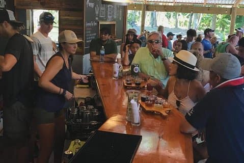 Halvdagstur i Roatan med bryggeri-, rom- och chokladfabriker