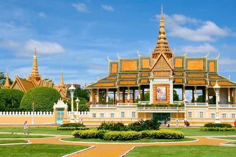 Recorrido por la ciudad de Phnom Penh, pagoda de plata, museo del genocidio, campos de exterminio