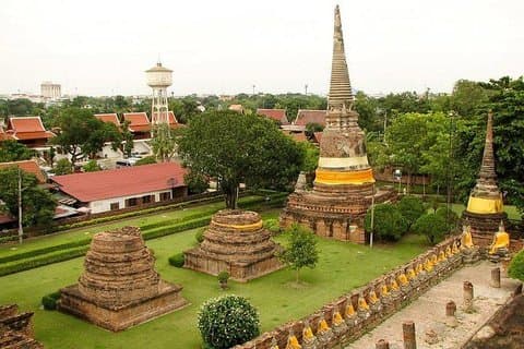 Ayutthaya Ikonische Attraktion mit Bahn, Straße und Fluss Von Bangkok