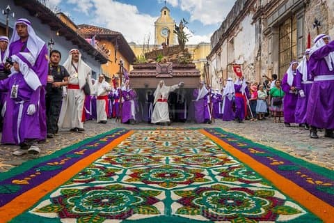 Ronde van katholieke processies tijdens de Goede Week in Antigua
