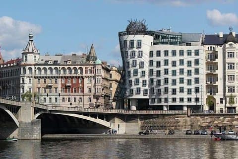 Explore a arte e a arquitetura pós-comunistas de Praga com um local
