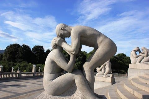 Die ultimative Studie der menschlichen Form im Vigeland Skulpturenpark mit einem Einheimischen