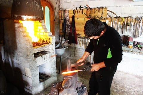 Excursão privada de um dia com masterclasses de espada e lã + vinho natural e almoço