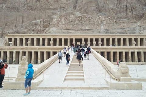 Luxor destaca las orillas este y oeste