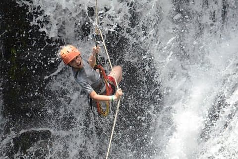 Tour avventuroso multi-attività di mezza giornata in discesa in corda doppia sulla cascata