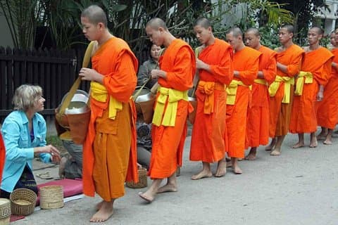Visite de l'aumône du matin des moines - Offre de nourriture traditionnelle