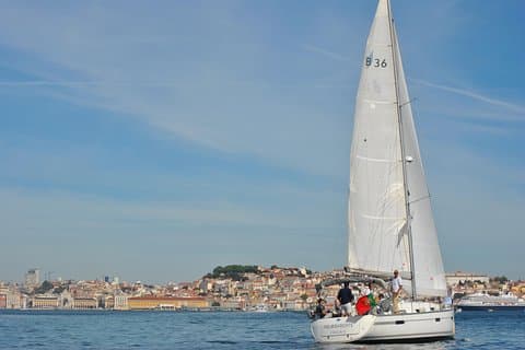 Lissabon Small Group Day Cruise med historisk kommentar og en drink
