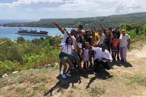Utforska Montego Bay Jamaica till Blue Hole/Falls & River Rapid Tour