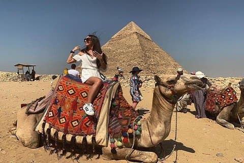 Pyramider, museum och basar