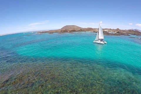 Exclusieve zeilcatamaranervaring naar Lobos Island met lunch