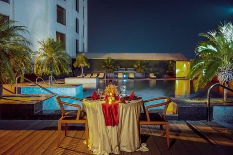 ロマンチックなディナーデートのInstagram写真撮影-魅力的なプールサイドデート