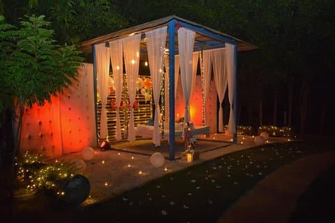 Instagram Photoshoot With Romantic Dinner Date - Dinner on Swing