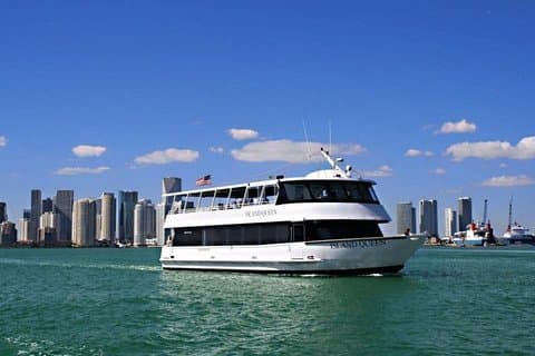 Excursion en bateau en rangée de millionnaires avec prise en charge à l’hôtel incluse