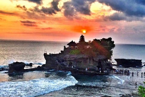 Coucher de soleil sur Tanah Lot et visite de la forêt des singes.