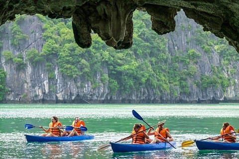 Halong-Ganztagestour: Kajak, Höhle, Schwimmen von der Insel Tuan Chau