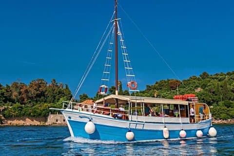 Louer un bateau traditionnel en bois (64 personnes)