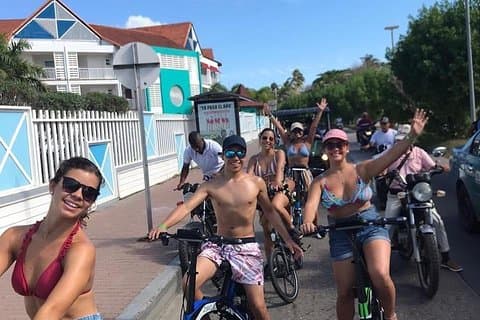um passeio de aventura de 15 km e durante toda a tarde curtindo uma de suas praias