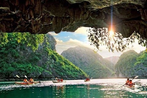 Excursion d'une journée de luxe dans la baie d'Halong avec la grotte Sung Sot, l'île Titop et le kayak.