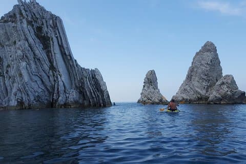 Sunrise at Conero: Canoe to the due sorelle Cliff - Private Tour