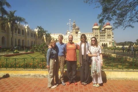 Mysore Day Out: un día real de experiencia con recogida, guía y automóvil privado