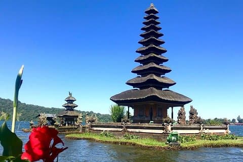 Visita al templo y la cascada de Ulun Danu