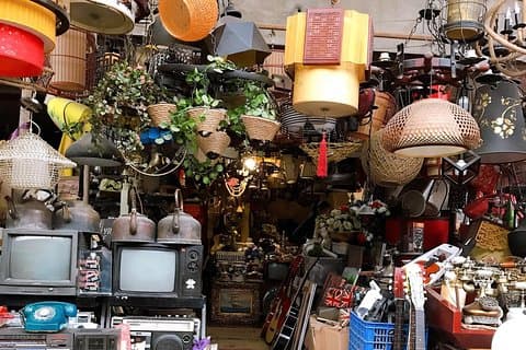 アンティーク家具とフリーマーケットを巡る3時間のプライベートツアー