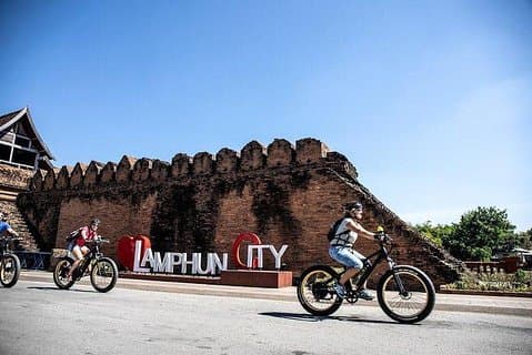 Visite d'une journée en vélo électrique à Lamphun (terrain plat, GUIDÉ)